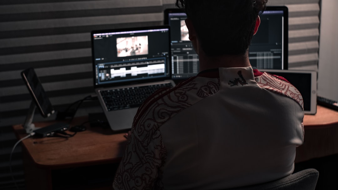 découvrez l'édition vidéo assistée par intelligence artificielle pour des montages rapides, précis et automatisés, accessibles à tous.