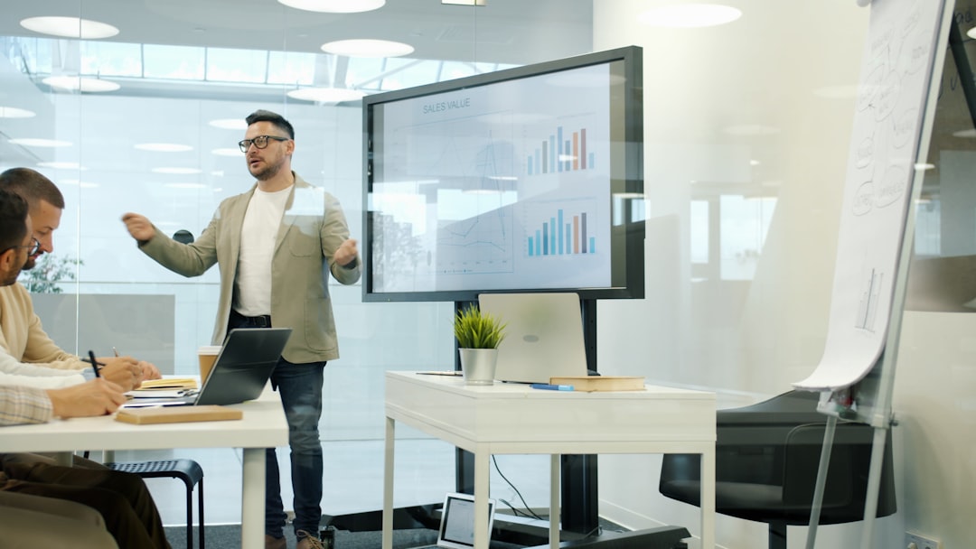 découvrez comment créer des présentations automatisées efficaces pour gagner du temps et captiver votre audience avec des outils innovants.