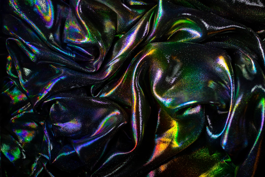découvrez ce que sont les dark patterns, ces techniques de design manipulatrices utilisées pour influencer le comportement des utilisateurs en ligne.