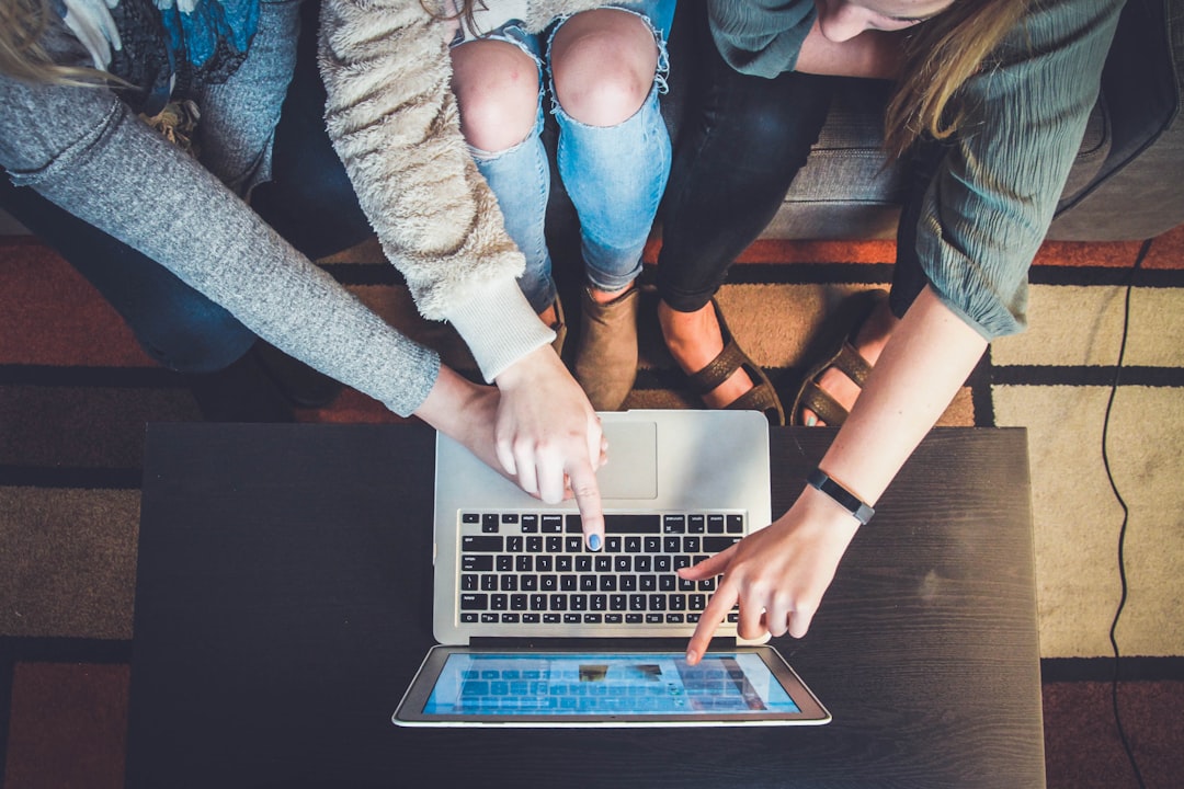 découvrez l'importance de la littératie numérique pour naviguer efficacement dans le monde digital, en développant des compétences essentielles en informatique, communication et sécurité en ligne.