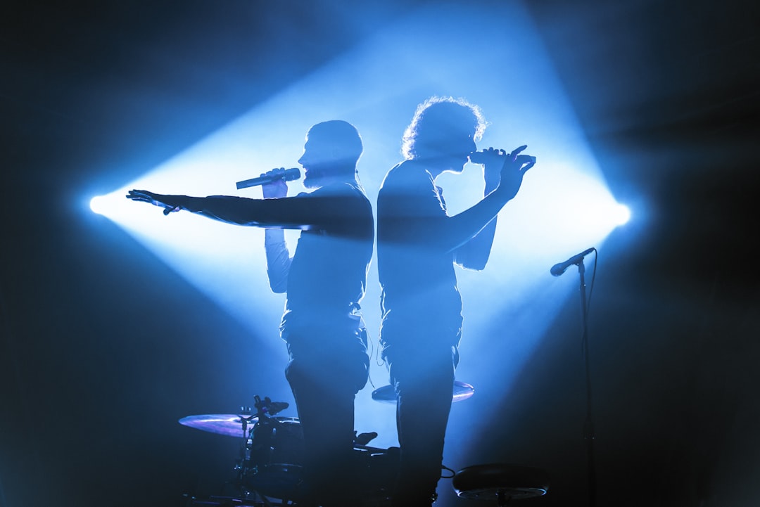 découvrez comment réussir une carrière musicale indépendante en développant votre talent, en gérant votre promotion et en maîtrisant l'industrie sans label.