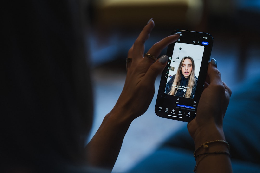 découvrez comment les micro-influenceurs peuvent booster votre visibilité en ligne grâce à leur engagement authentique et leur audience ciblée.