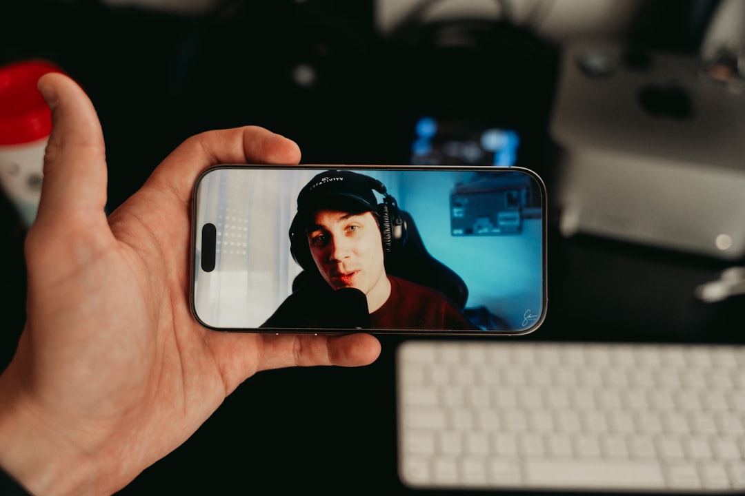 découvrez l'impact des micro-influenceurs sur les stratégies marketing : authenticité, engagement élevé et ciblage précis pour booster votre visibilité.