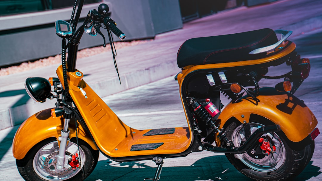 découvrez la moto électrique 125 cm³, alliant performance écologique et design moderne pour une conduite urbaine efficace et économique.