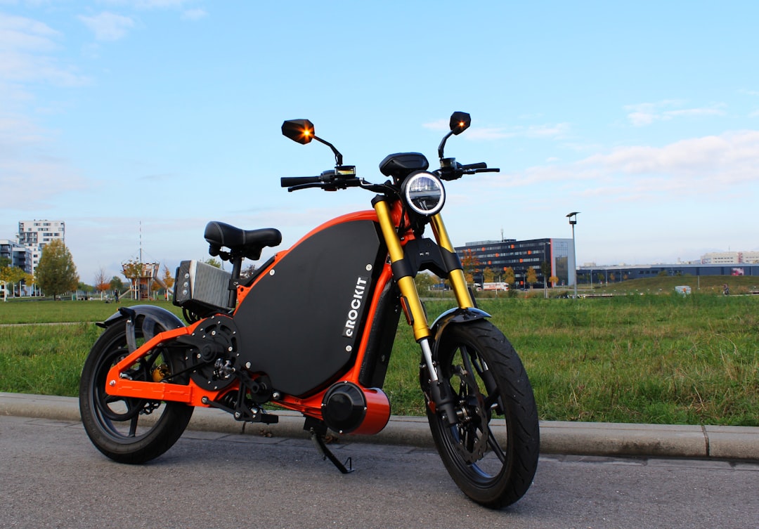 découvrez notre sélection de motos électriques 125 cm³ alliant performance, écologie et économie. parfaites pour la ville et les déplacements quotidiens.