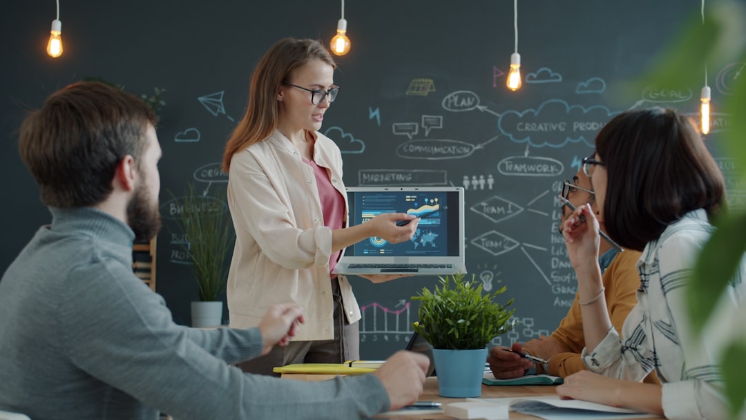 découvrez le rôle de growth product manager : booster la croissance produit grâce à l'analyse des données, l'optimisation des stratégies et l'innovation continue.