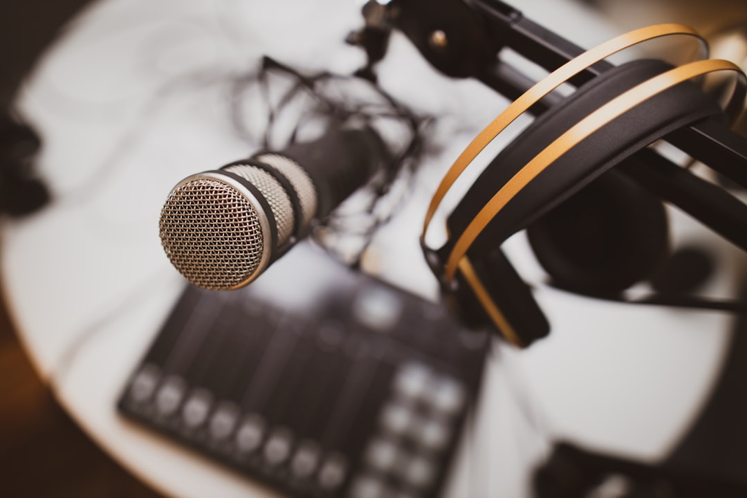 découvrez notre service de montage audio professionnel pour podcasts. améliorez la qualité de vos épisodes avec un éditeur de podcast expert, pour un contenu clair et captivant.