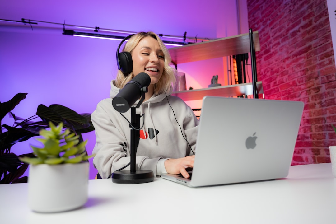 découvrez notre service d'édition de podcasts professionnel pour améliorer la qualité sonore, monter vos épisodes et optimiser votre contenu audio.