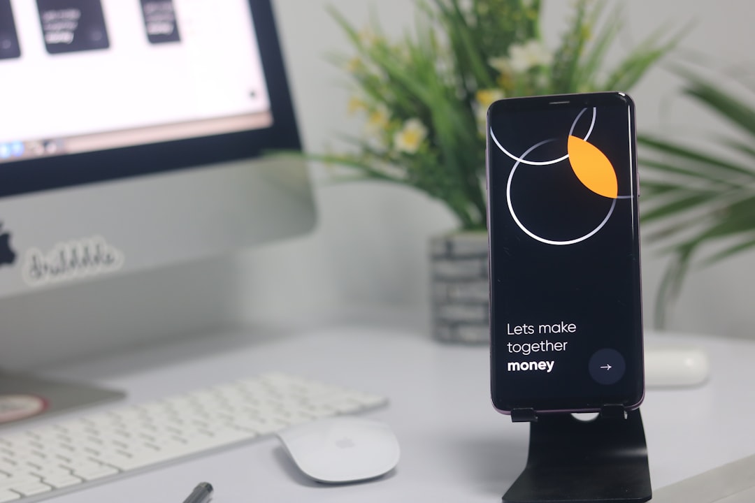 smartmockups est un outil en ligne qui permet de créer facilement des maquettes professionnelles pour vos produits, supports marketing et designs, sans compétences techniques.
