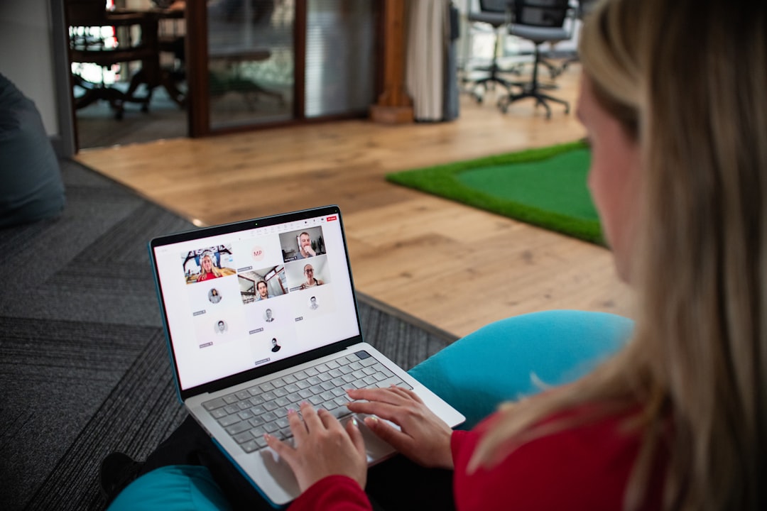 découvrez comment organiser des événements d'entreprise virtuels efficaces et engageants pour renforcer la cohésion et dynamiser votre équipe à distance.